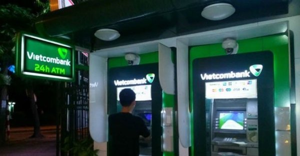 Cây ATM ngân hàng vietcombank